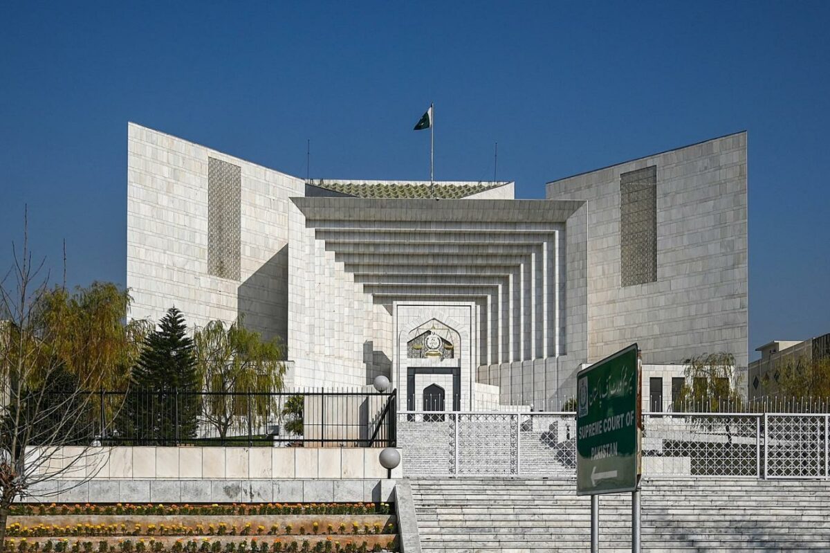 فوجی عدالتوں میں عام شہریوں کے ٹرائل کے خلاف کیس، کیا کیا ہوا؟ فوجی عدالت میں ٹرائل کے خلاف کیس